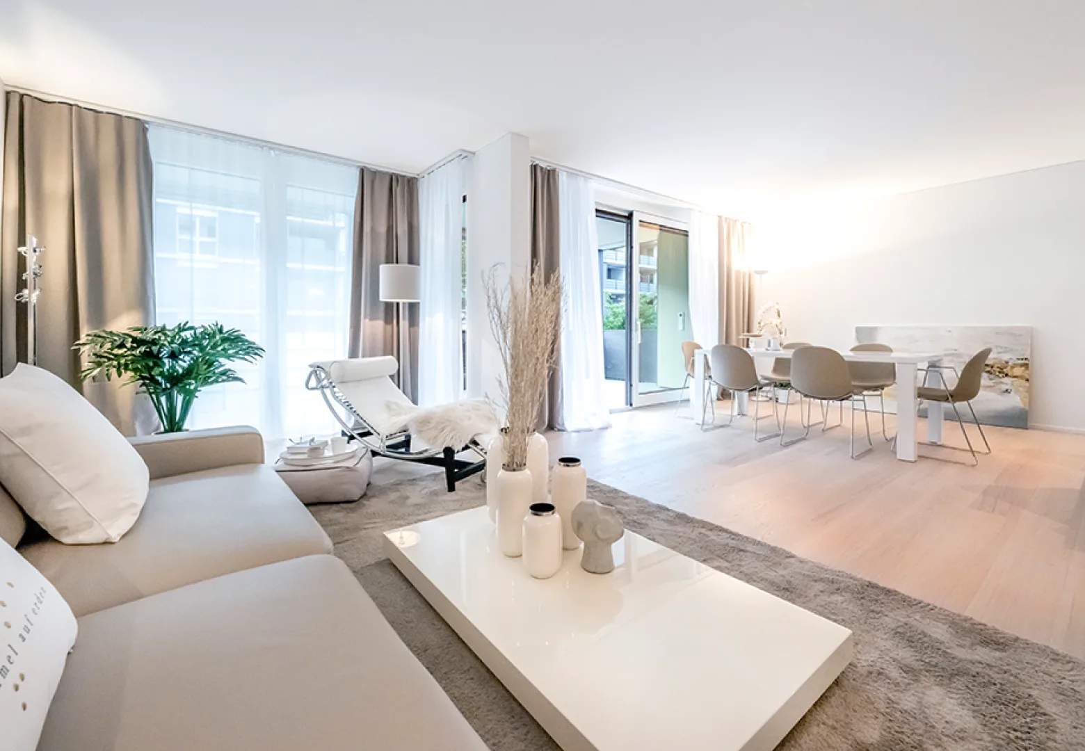 Blick vom Sofa ins offene Esszimmer.