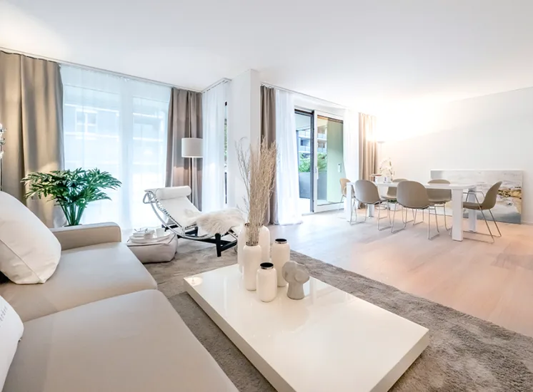 Blick vom Sofa ins offene Esszimmer.