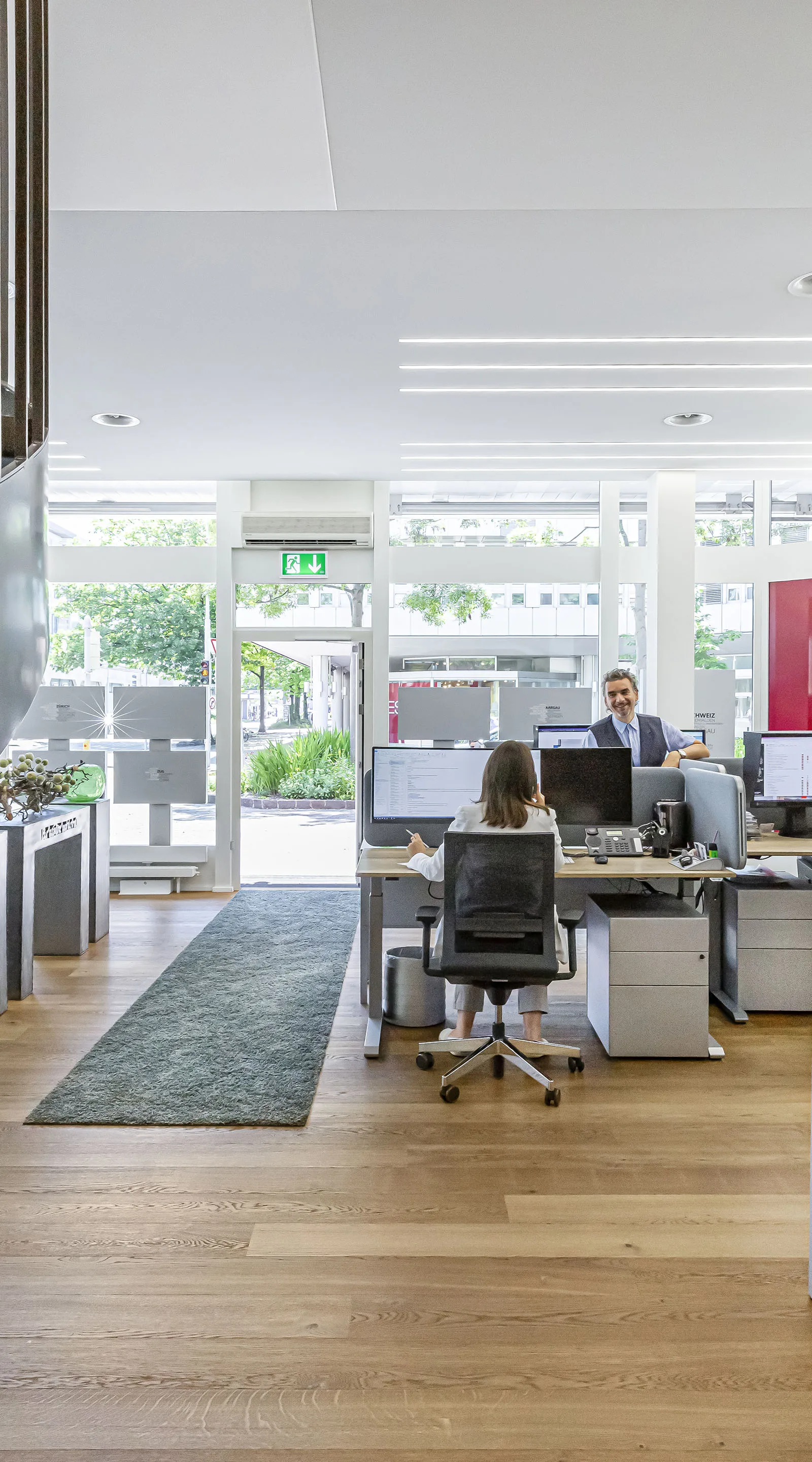 Das Team von Residence Immobilien an der Arbeit im Büro.