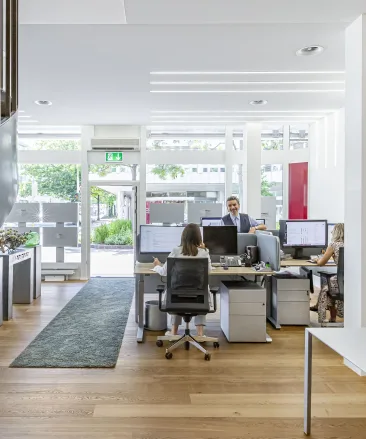 Das Team von Residence Immobilien an der Arbeit im Büro.
